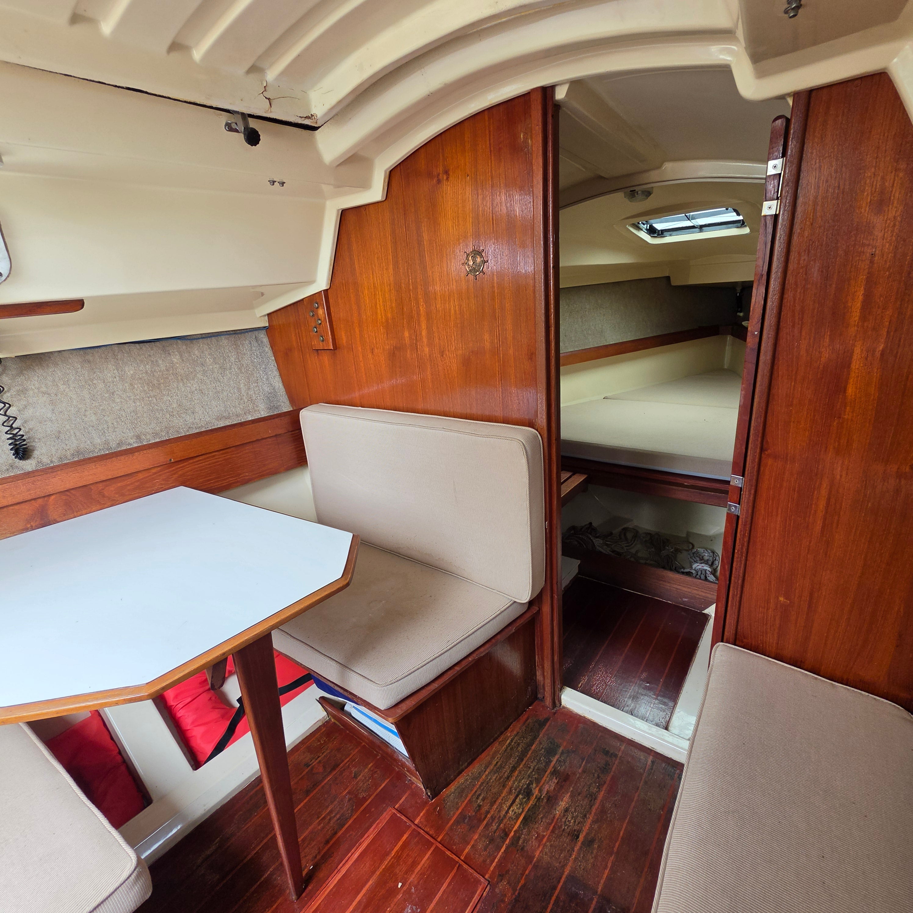 1984 Hunter 25.5 Red Hull