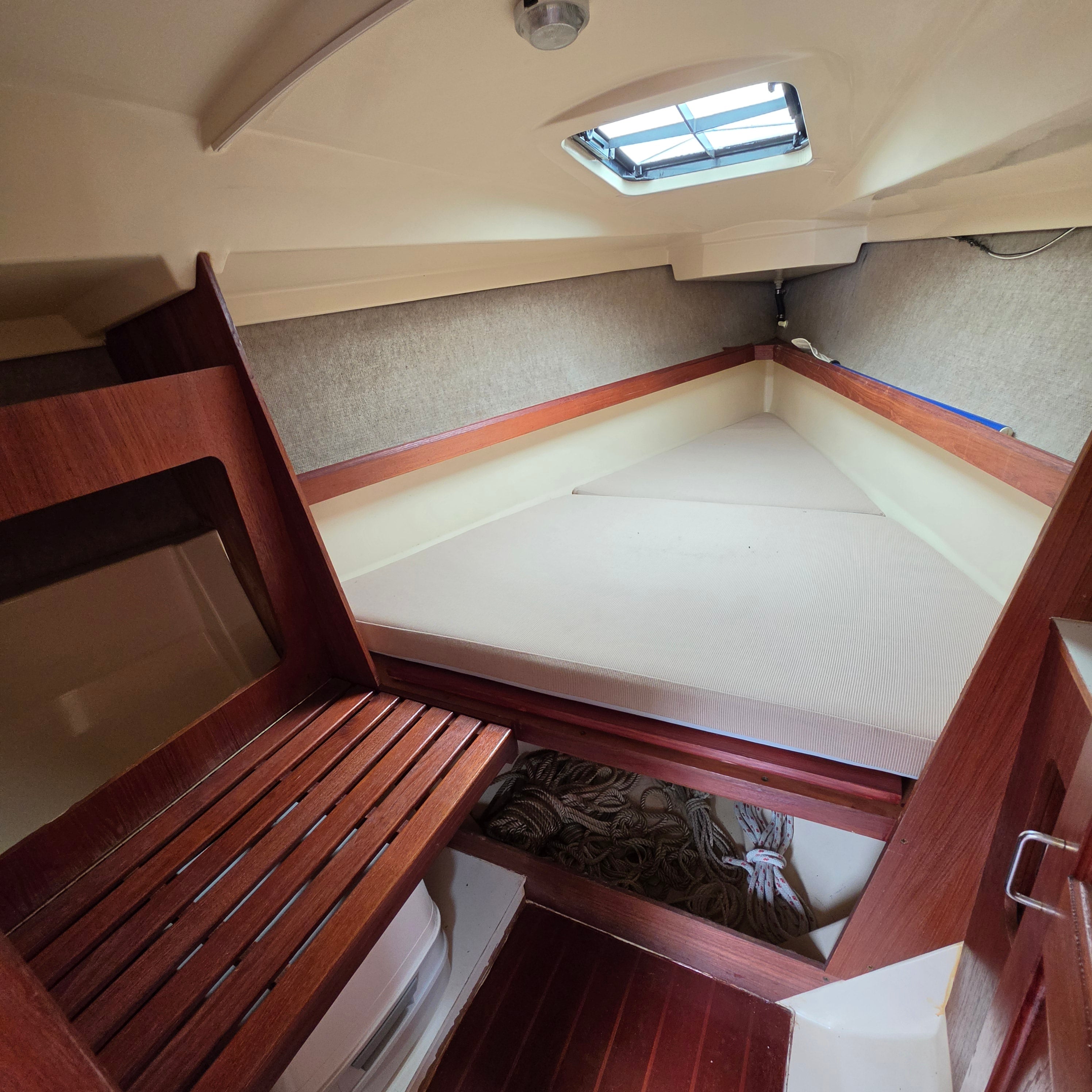 1984 Hunter 25.5 Red Hull