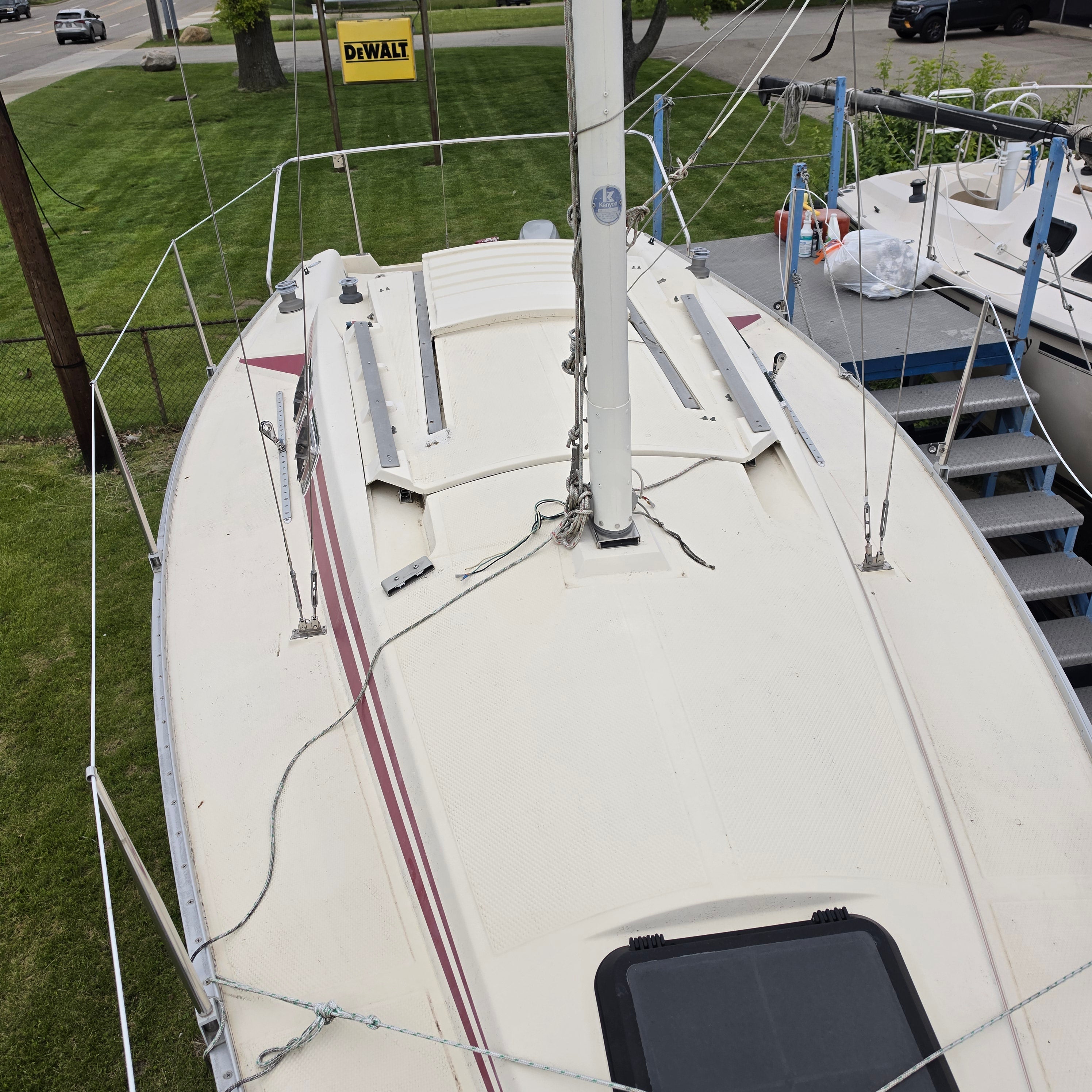 1984 Hunter 25.5 Red Hull
