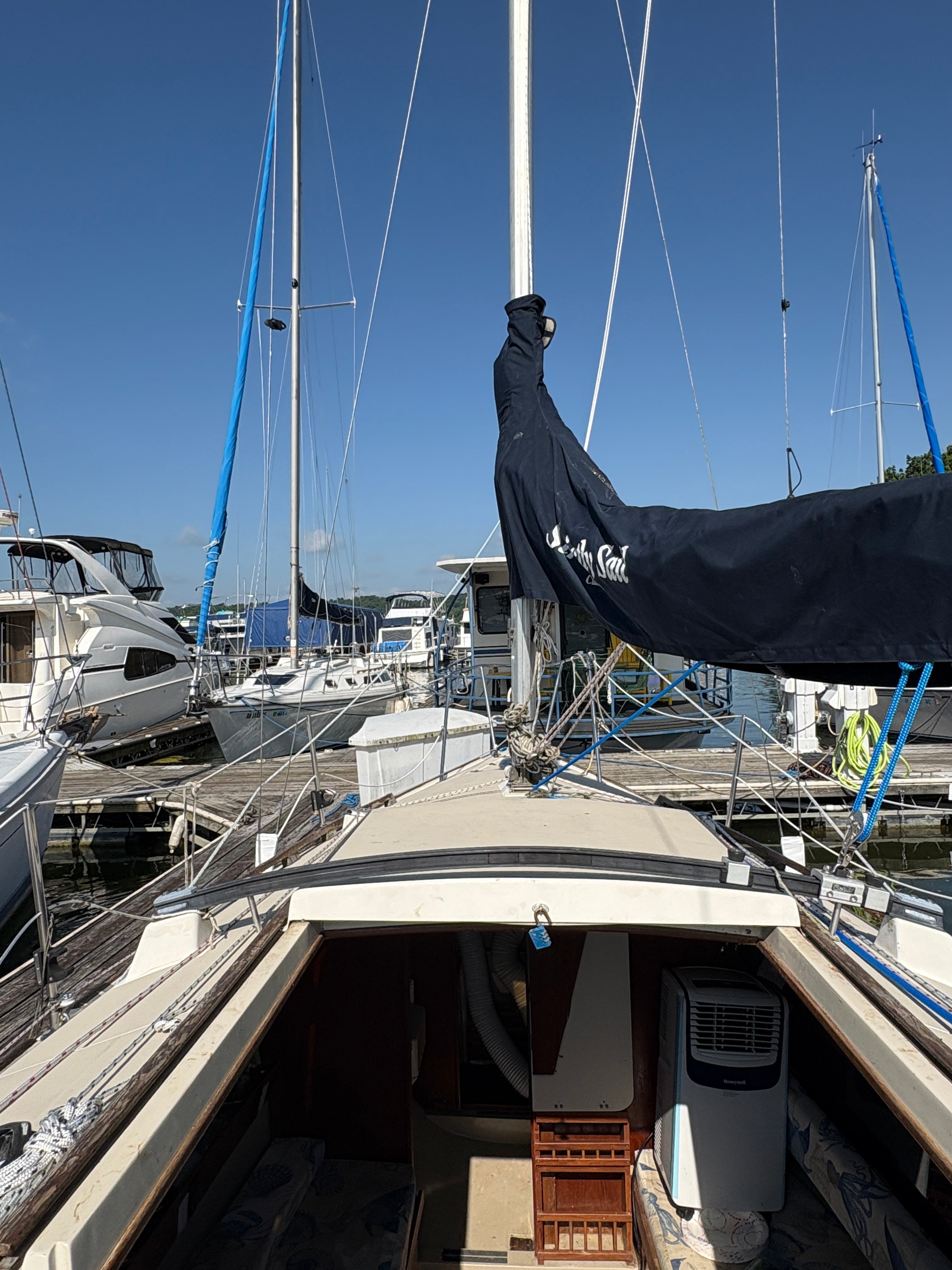1986 O'Day 272 Wing Keel, Diesel