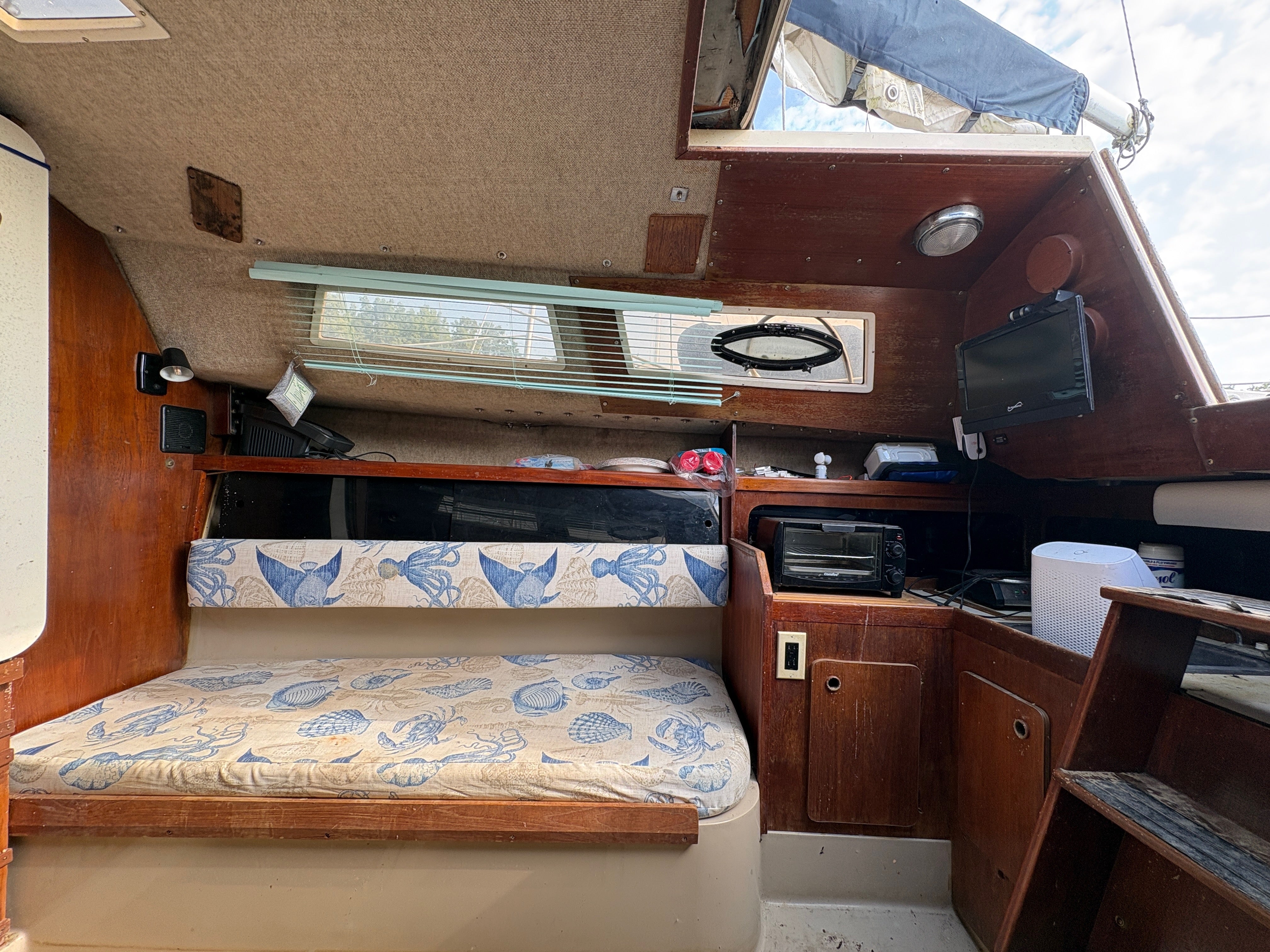 1986 O'Day 272 Wing Keel, Diesel