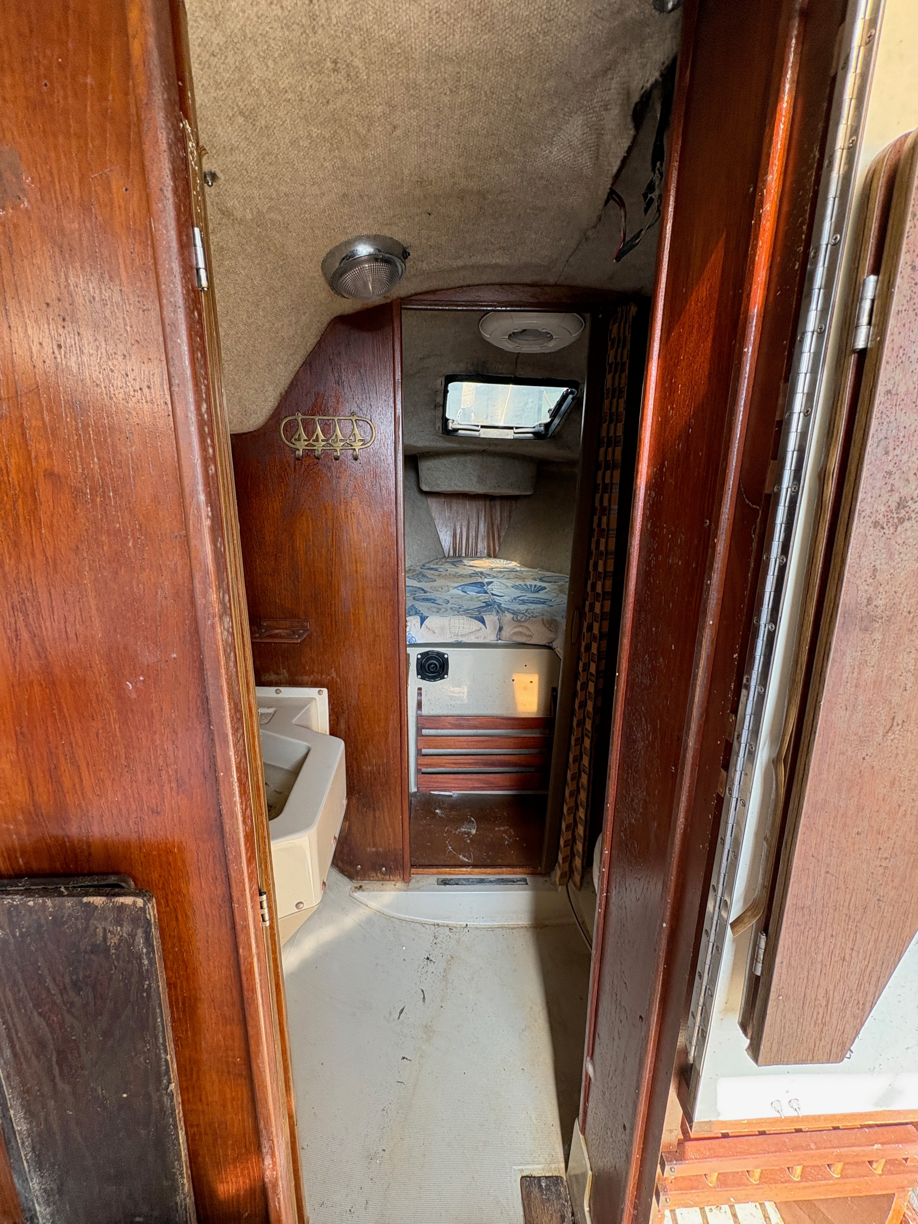 1986 O'Day 272 Wing Keel, Diesel