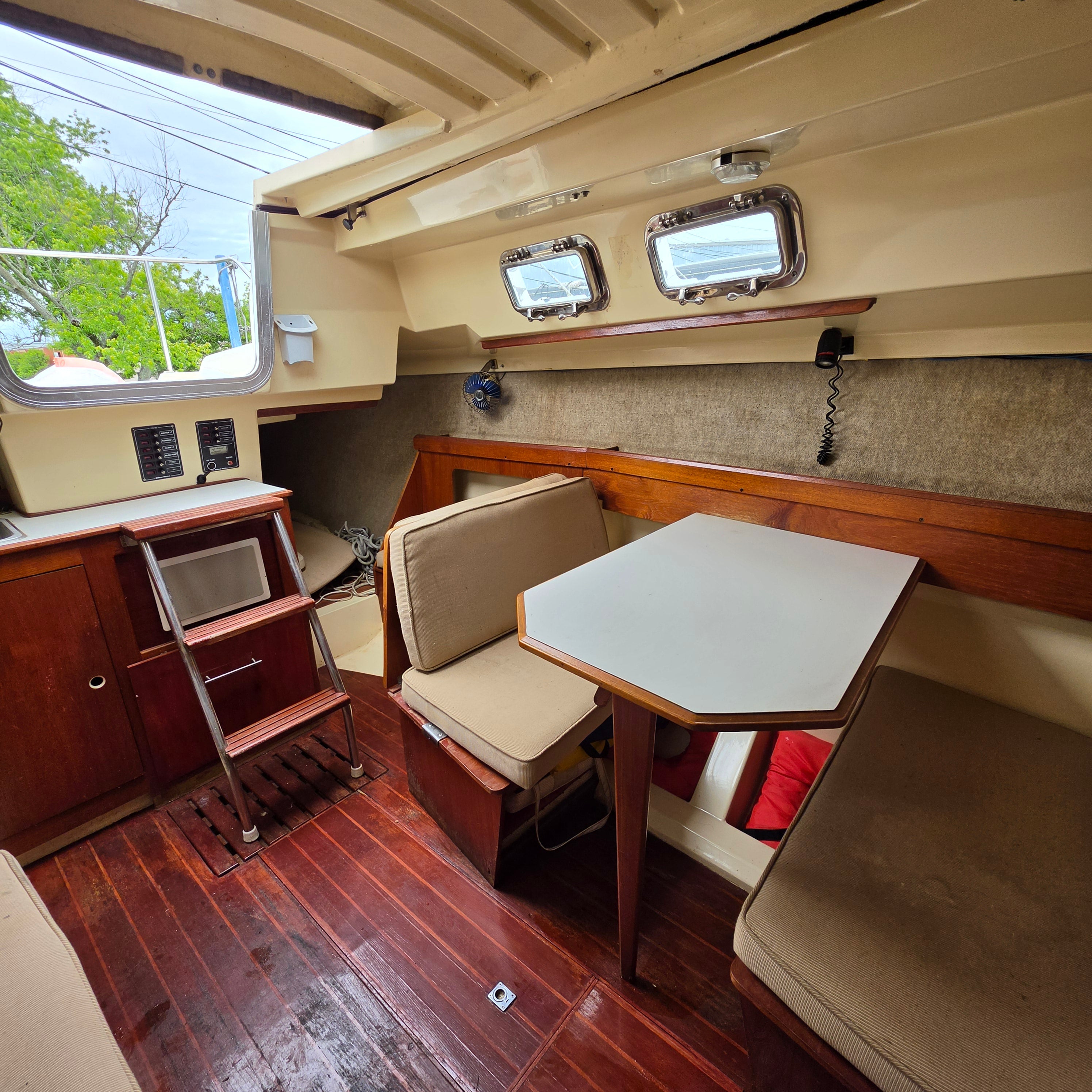 1984 Hunter 25.5  Red Hull