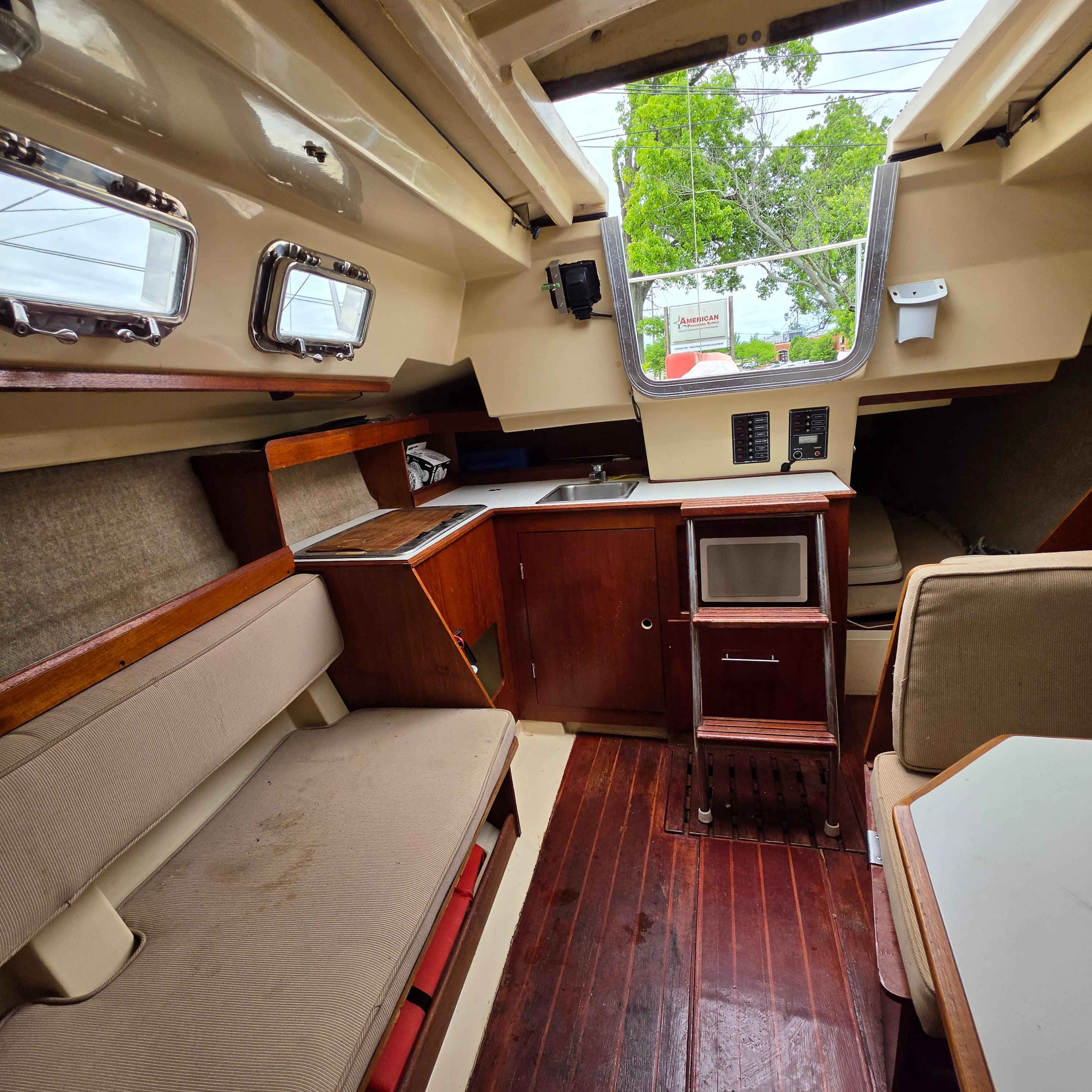 1984 Hunter 25.5  Red Hull