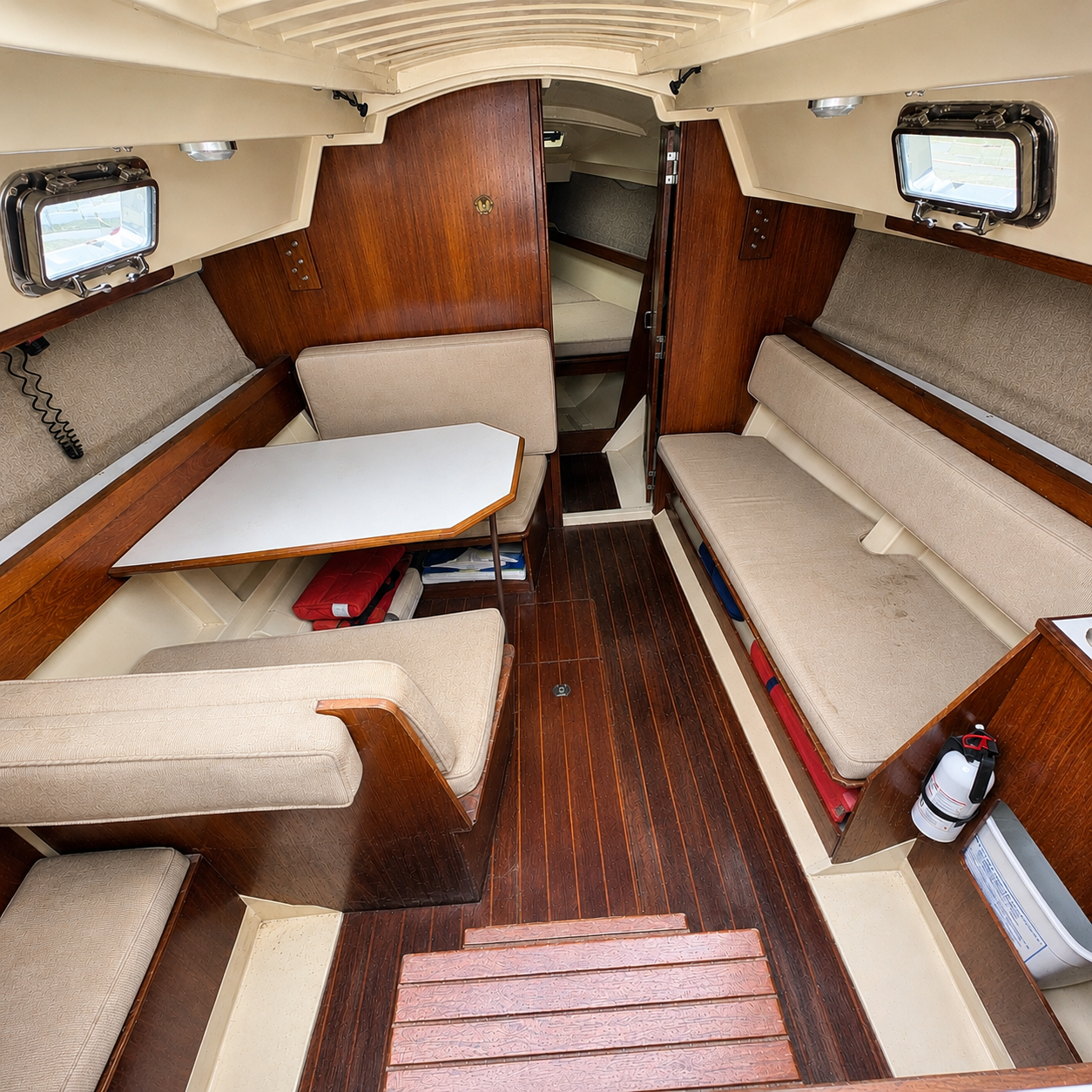 1984 Hunter 25.5  Red Hull